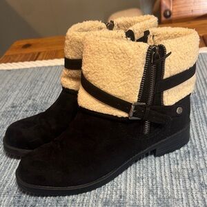 NWOT Liz Claiborne Black and Cream Ankle Boots Size 8